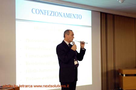 Il sig.Graziano Sarti ( IP.AFD.ICI) durante la lezione di tecnica di sterilizzazione.